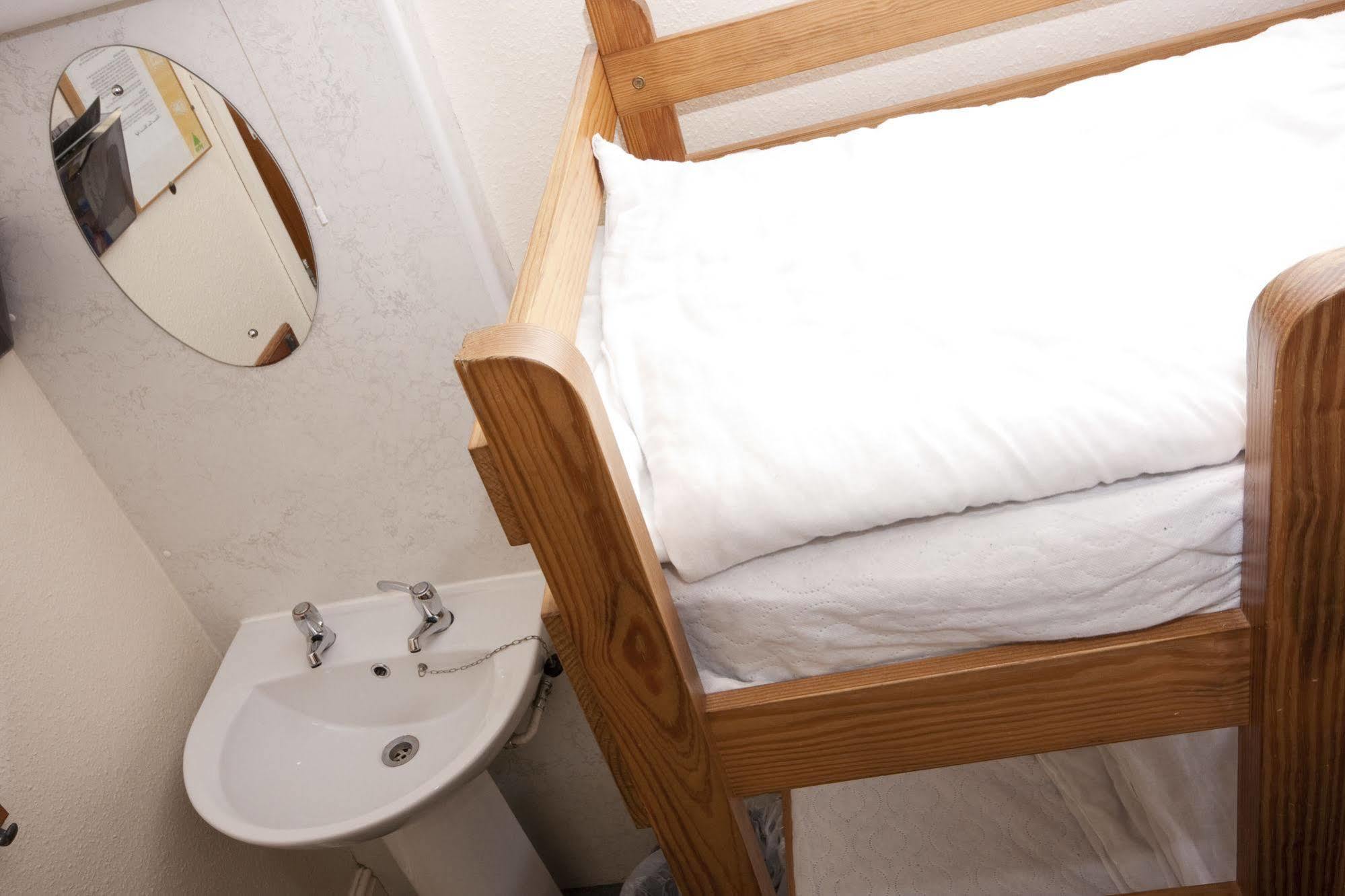 Yha Eyam Vandrarhem Exteriör bild